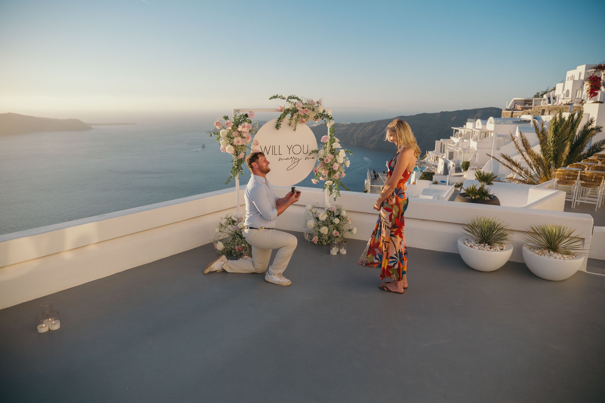 Heiratsantrag auf Santorini: Wo, wann — und wie er geheim bleibt (2026) — photo by Nikos K.