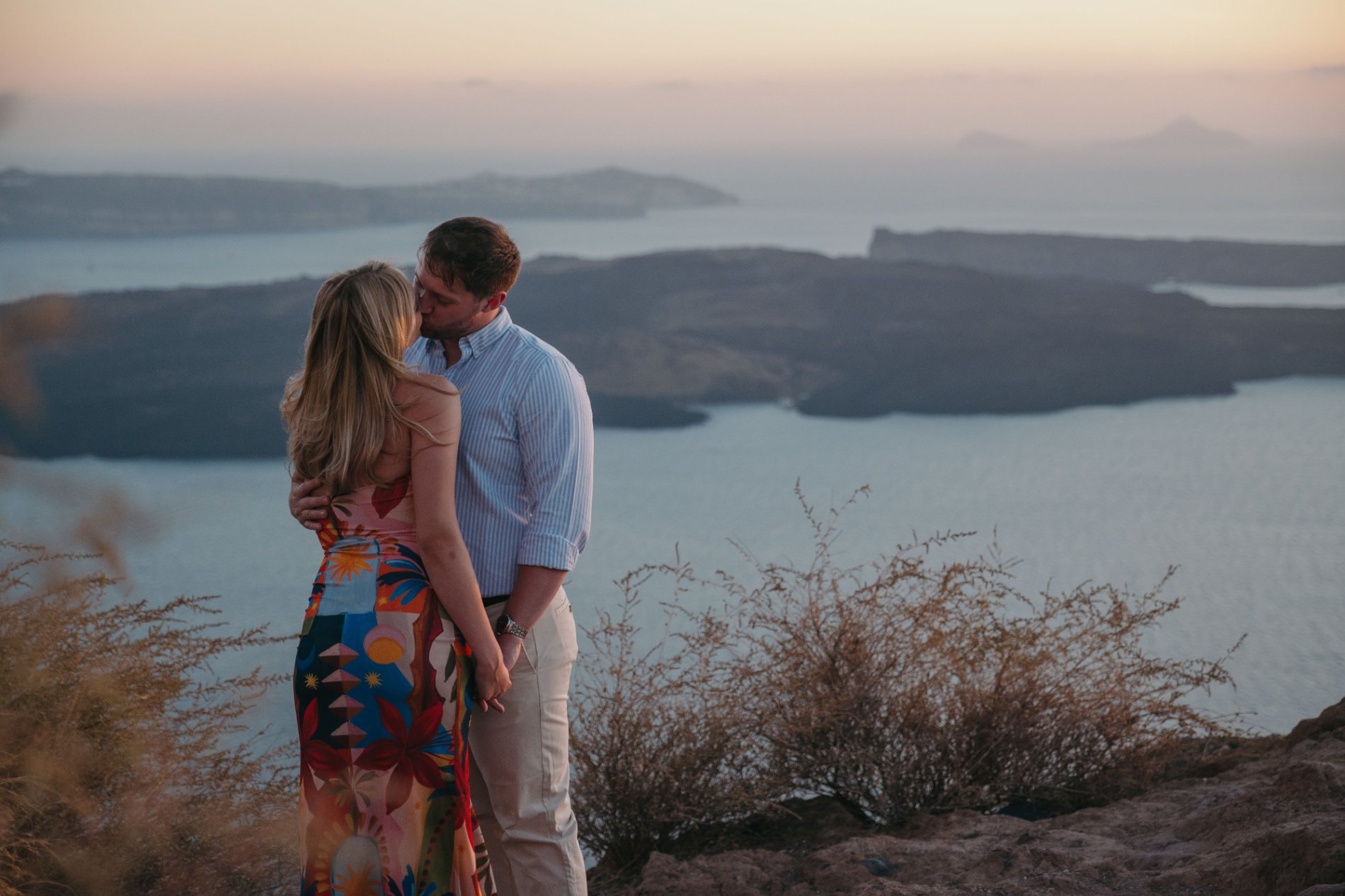 Heure dorée et heure bleue dans les Cyclades : guide lumière Santorin & Mykonos (2026) — photo by Nikos K.