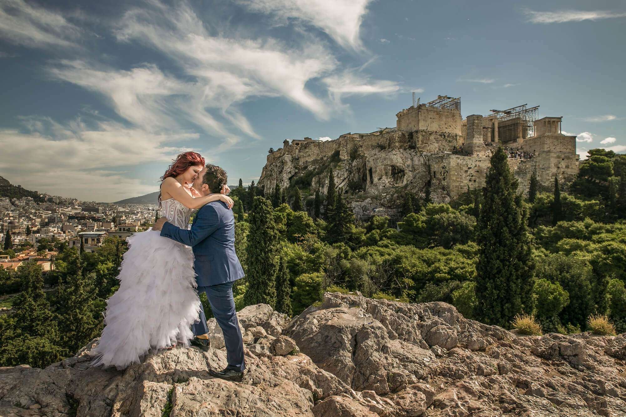 Χριστούγεννα στην Ελλάδα: φως Δεκεμβρίου, άδειοι δρόμοι και ένα ζεστό παλτό — photo by Christos A.